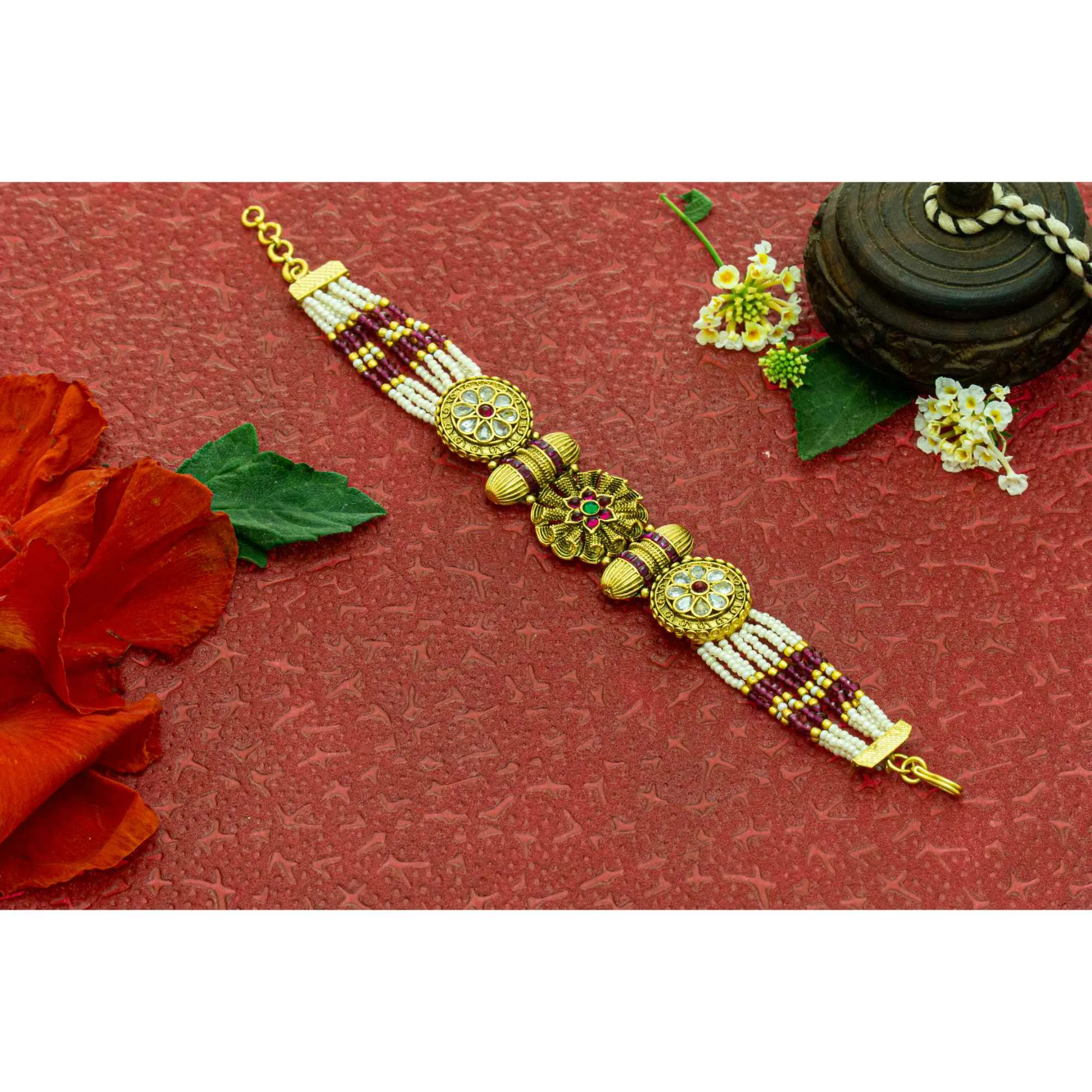 Antique Gold: Timeless Wrist Radiance