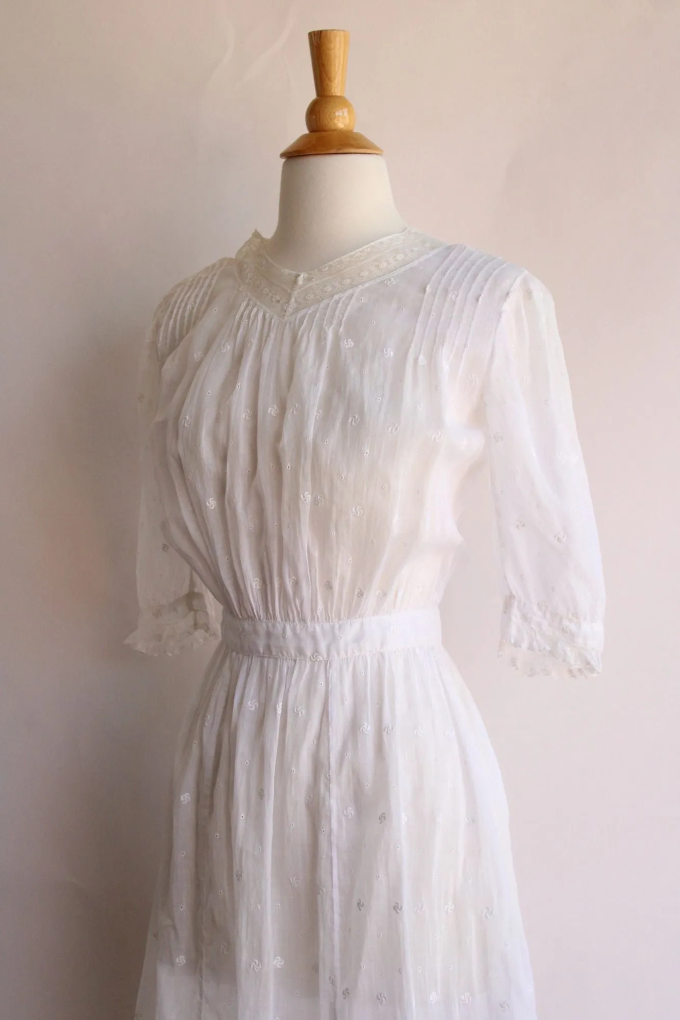 Vintage Antique 1900s 1910s Edwardian White Cotton And Lace Embroidered Dress