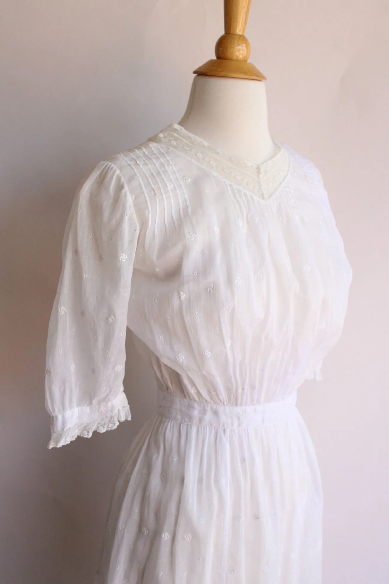 Vintage Antique 1900s 1910s Edwardian White Cotton And Lace Embroidered Dress