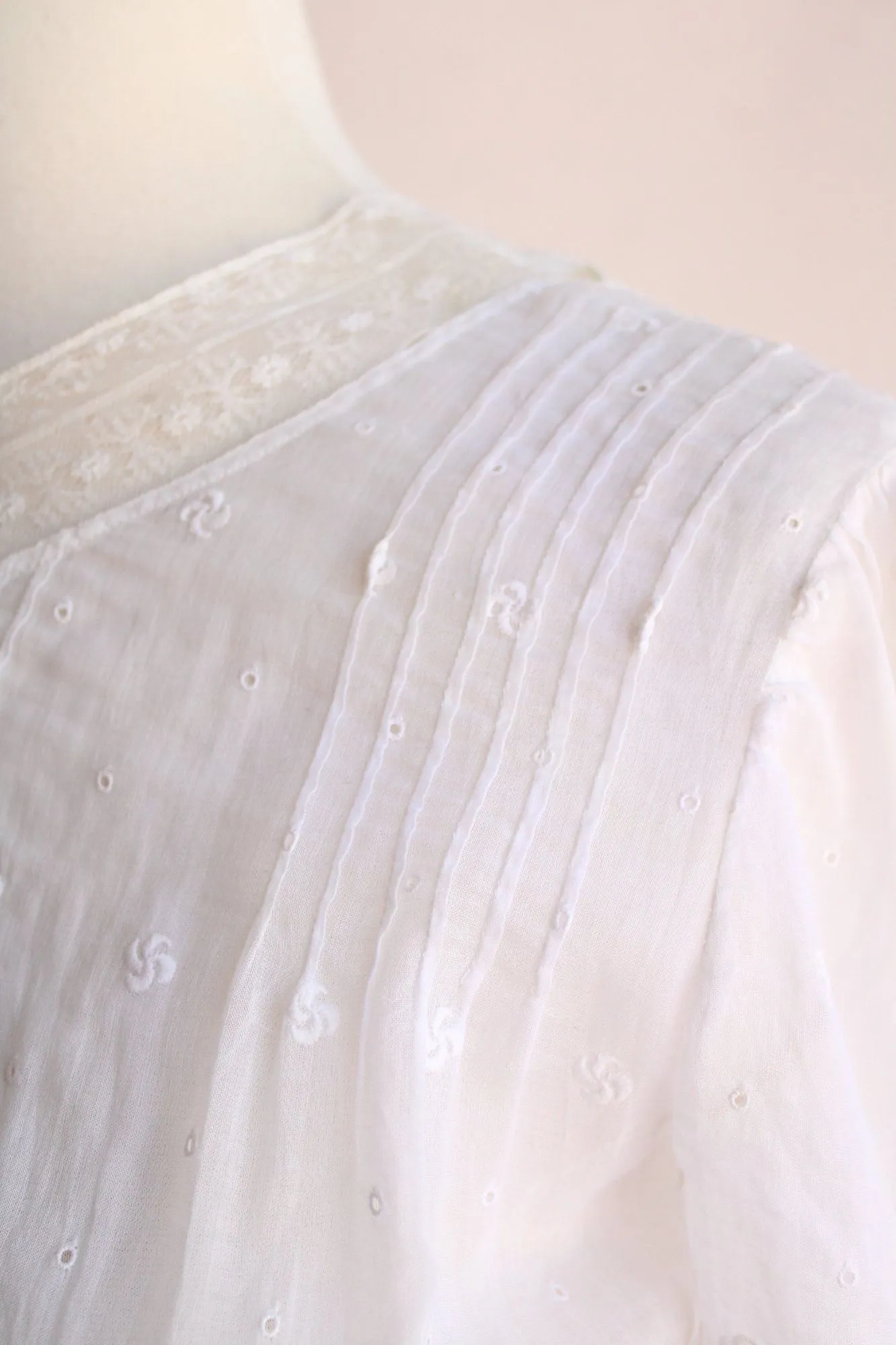 Vintage Antique 1900s 1910s Edwardian White Cotton And Lace Embroidered Dress